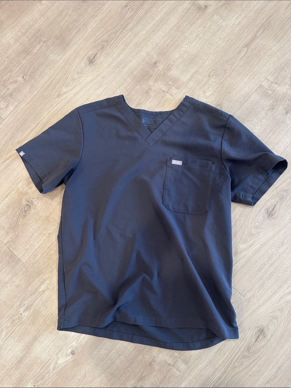 FIGS Men’s Grey Scrub Top (M)
